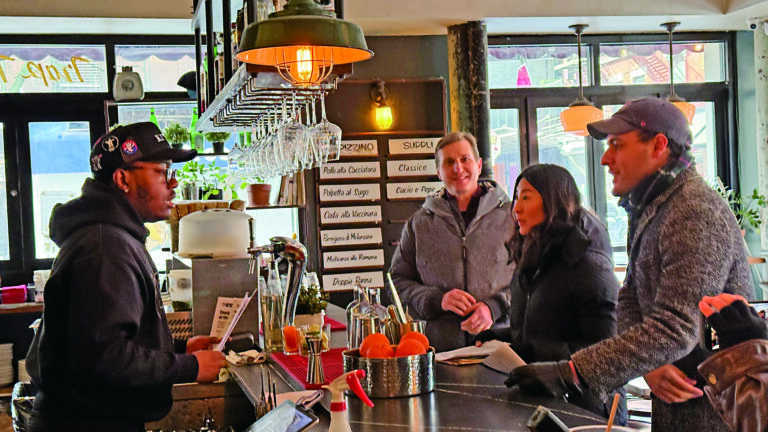 華埠下東城民選官員們31日走訪轄區小商家。