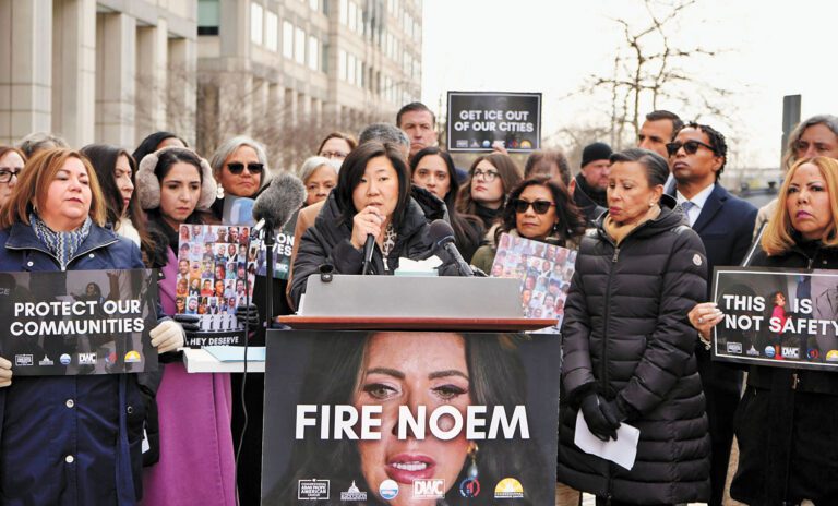 孟昭文在集會上講話。