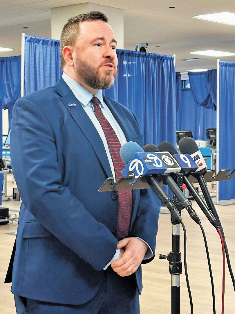 芝加哥選委會公共信息主管馬克斯貝弗（Max Bever）於10日早上召開新聞發布會，介紹新的超級投票中心。 梁敏育攝