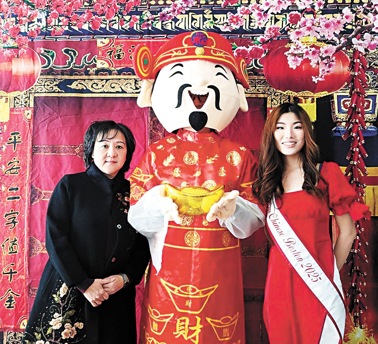 劍橋春晚現場,徐楚瀟(右)、李徐慕蓮(左)同財神爺合影。