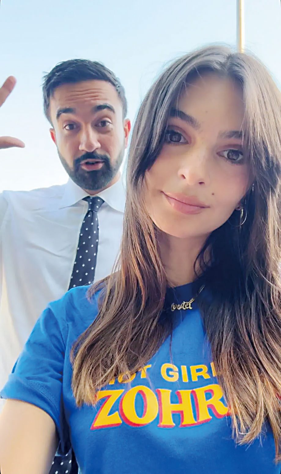 網紅組織「辣妹挺馬姆達尼」去年3月成立，協助市長贏得選戰。 Emrata Instagram圖片