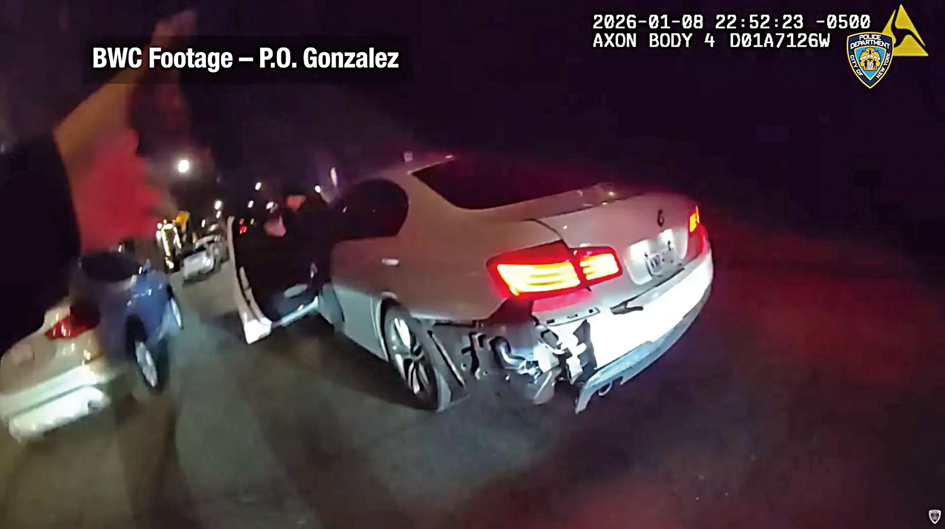 警員走近寶馬時，扎斯手持武器下車，隨即遭開槍擊中。 NYPD