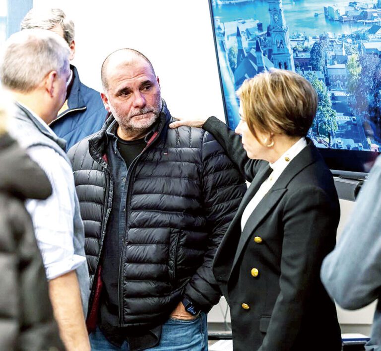 希利州長前往格洛斯特慰問遇難漁民家屬