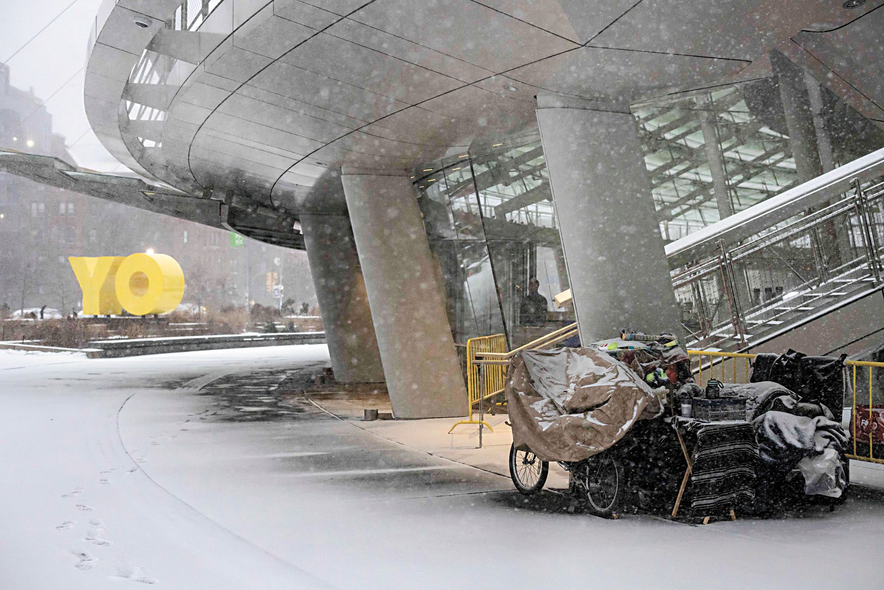 馬姆達尼強烈呼籲遊民前往收容所，並強調持續寒冷對戶外弱勢市民構成最大威脅。Dave Sanders/紐約時報