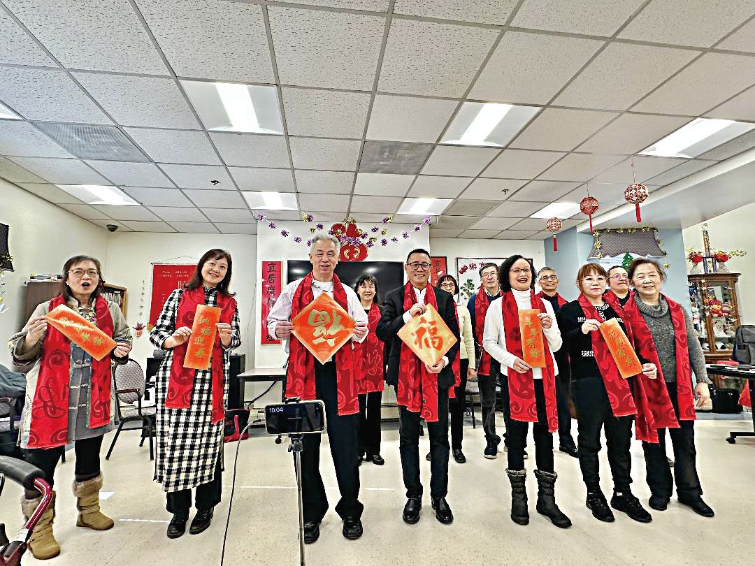 黃河藝術團在團長楊左（前右1）的帶領下，走進唐人街以悠揚的歌聲慰問長者。 梁敏育攝