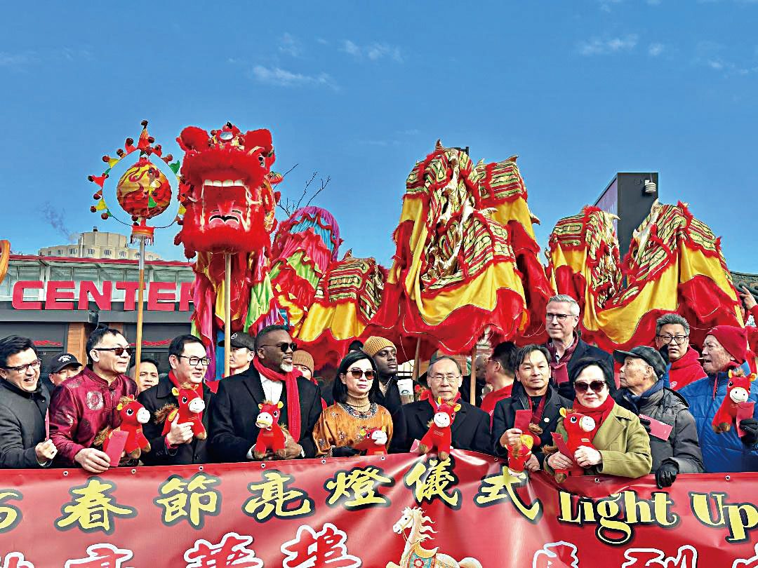 「燃亮華埠˙馬到成功」春節亮燈儀式,芝加哥市長約翰遜(左4)、中國駐芝加哥總領館王保東總領事(左6)欣然參與。(梁敏育攝)