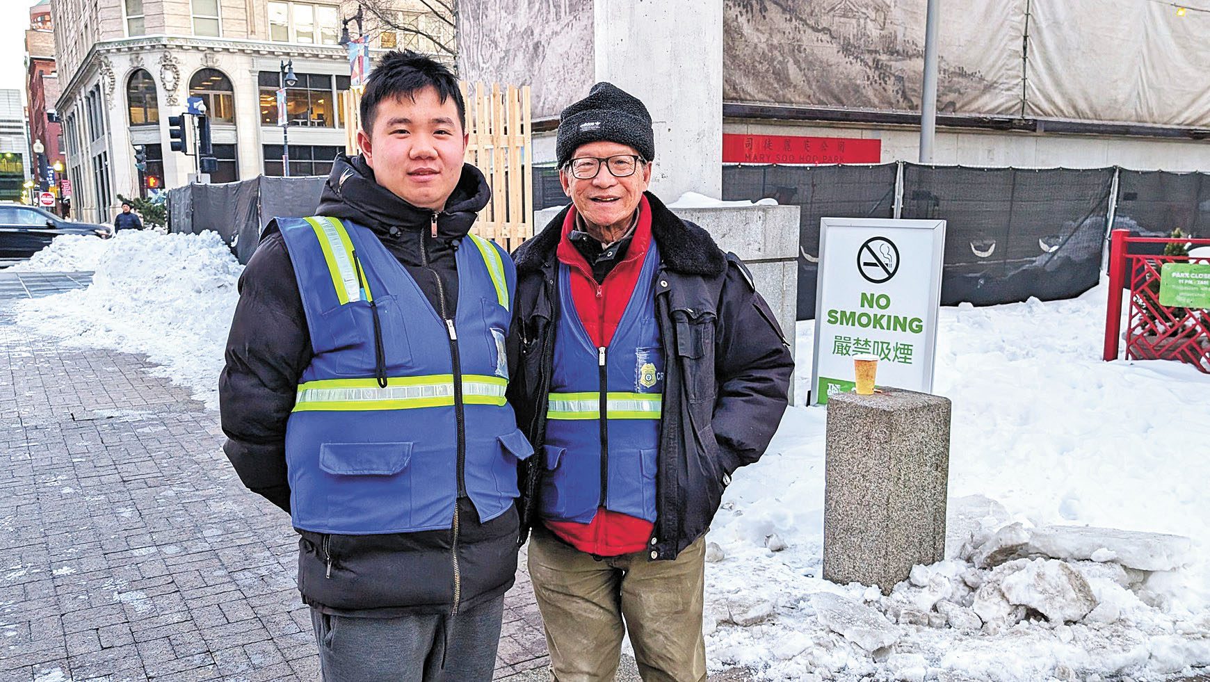 黃兆祥(右)冒雪在唐人街巡邏。 李強攝