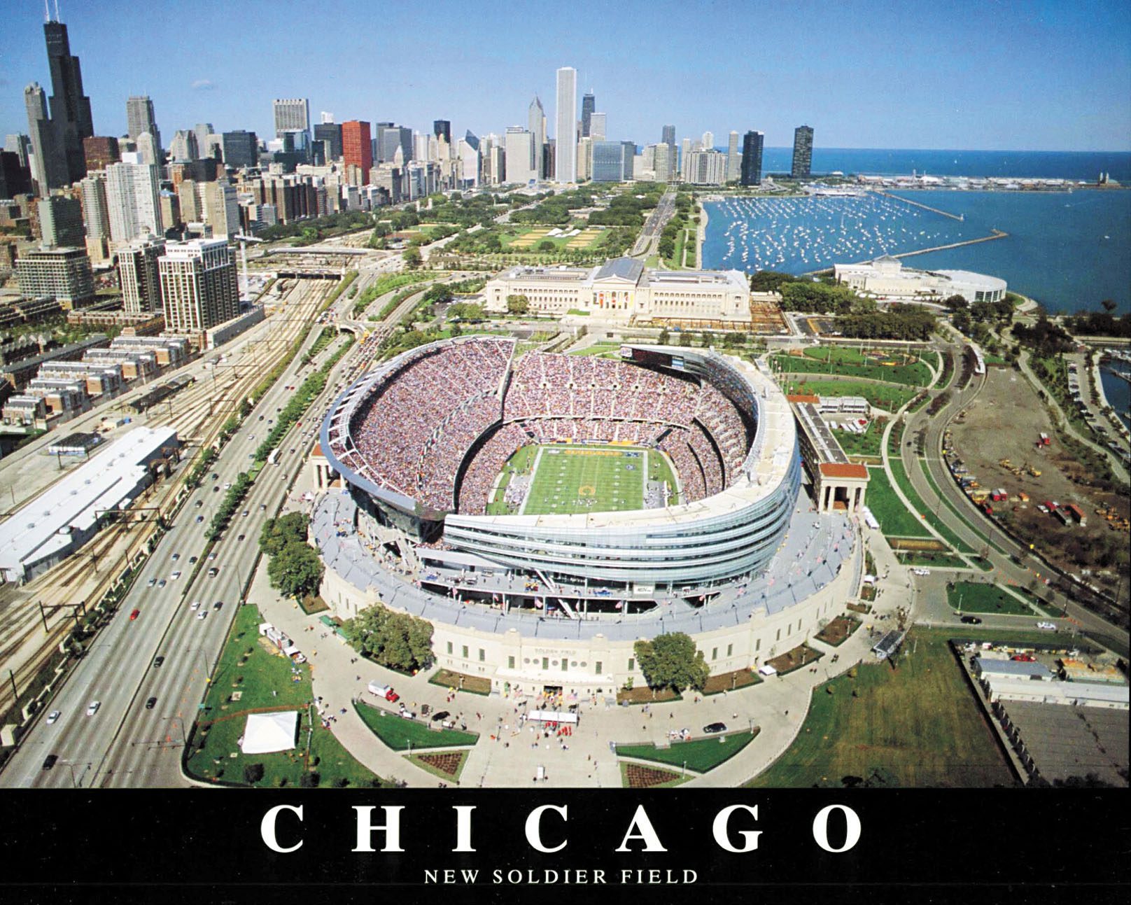 芝加哥熊隊主場士兵球場瀕臨浩瀚的密芝根湖、環境優美，但熊隊管理高層執意要離開芝加哥。