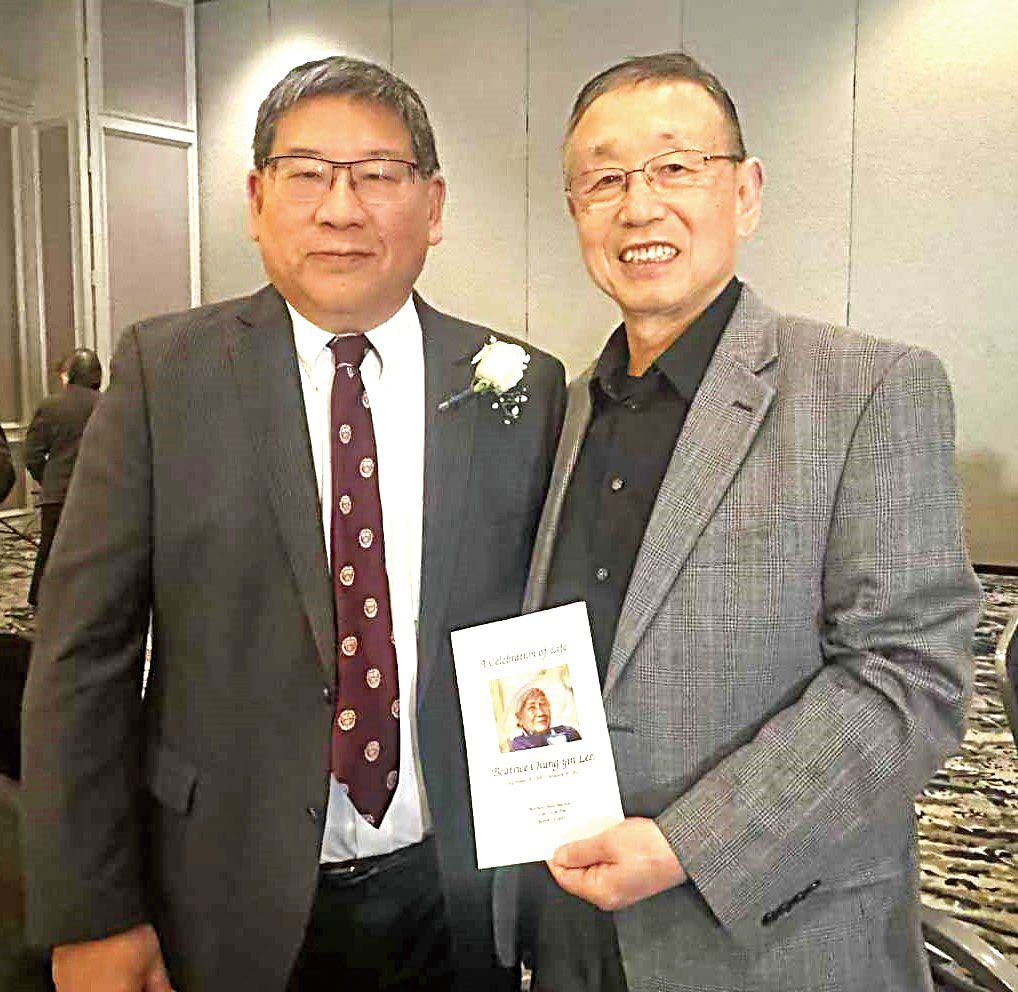 （右起）沈安平同趙鍾英老師老師的兒子在追思會合影。