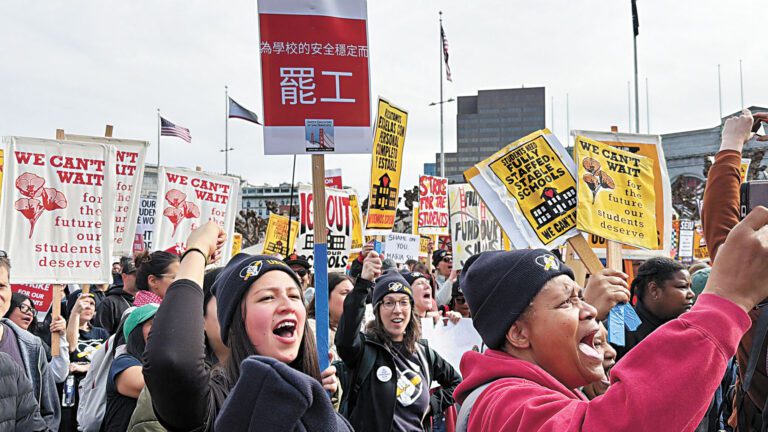 三藩市聯合校區教師周一起罷工，大批教育工作者、家長及社區人士在市政廣場示威。記者蘇婕雅攝