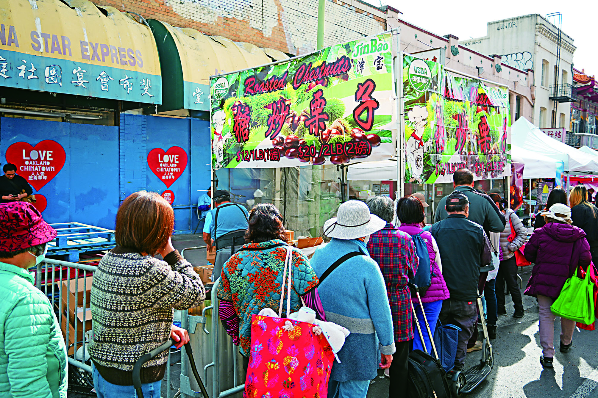 糖炒栗子攤位大排長龍。記者黃偉江攝