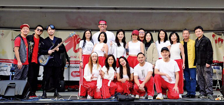 星島中文電台在屋崙華埠迎春擺街會的主舞台特別節目後一眾表演嘉賓大合照。本報記者攝