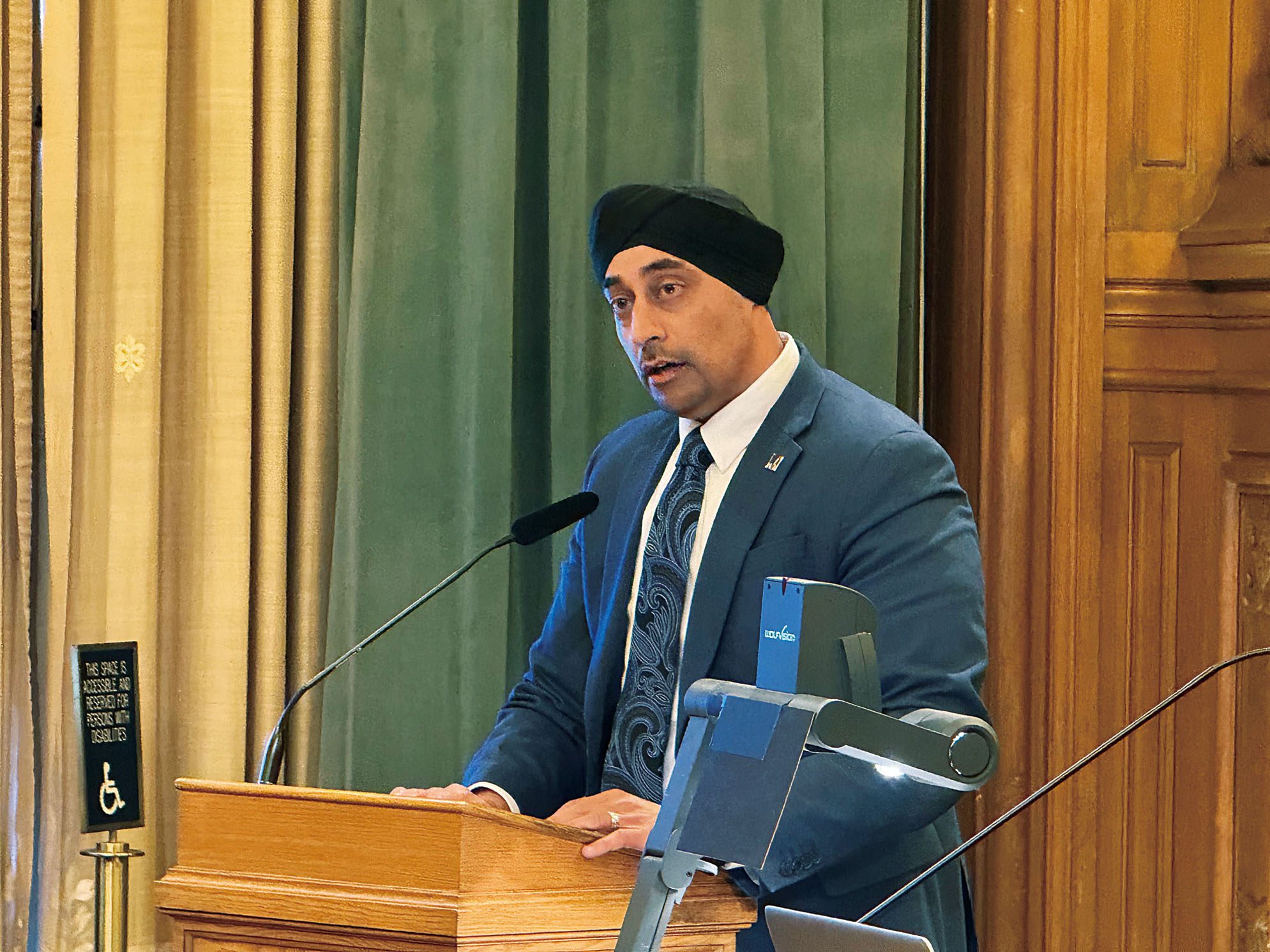 PG&E行政總裁辛格在聽證會上接受參事質詢。記者陳程威攝