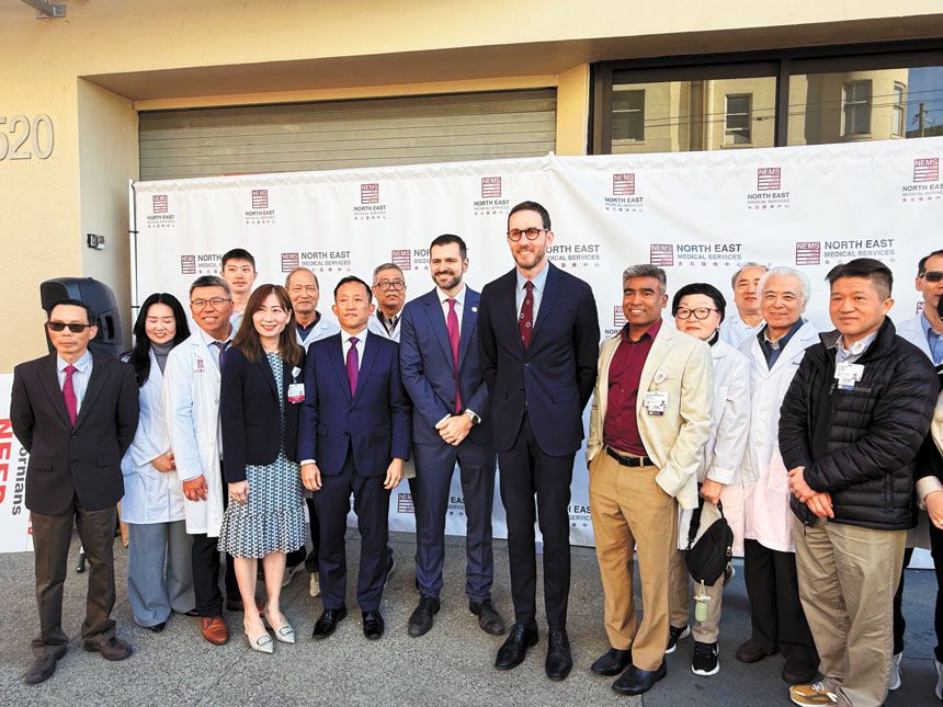 威善高推出SB 944法案確保針灸服務獲得白卡保險涵蓋，他與東北醫療中心及社區代表合影。記者陳程威攝