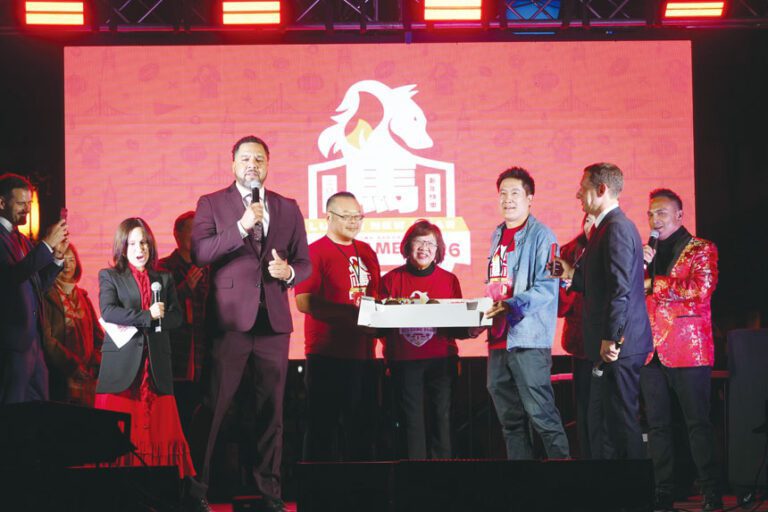 眾人為市長羅偉唱起生日歌，送上生日蛋糕，為市長在華埠舉辦生日晚會。記者黃偉江攝