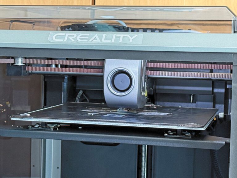 記者會現場展示家用3D列印設備，相關槍械藍圖讓製造致命武器變得「快速、便宜又容易」。記者陳程威攝