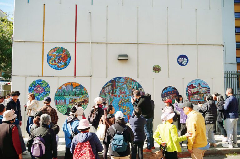 新壁畫作品《和諧之環》揭幕，吸引眾多鏡頭拍攝留影。記者黃偉江攝