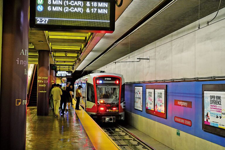 州長同意貸款，援助受赤字衝擊的灣區大眾運輸機構，圖為三藩市MUNI地下街車。記者黃偉江攝