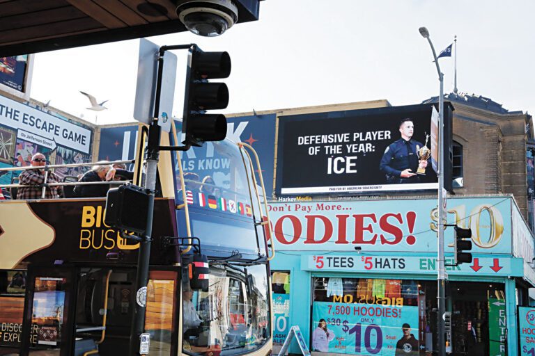 三藩市漁人碼頭出現一面聲援ICE的大型電子看板。Lea Suzuki/三藩市紀事報/美聯社