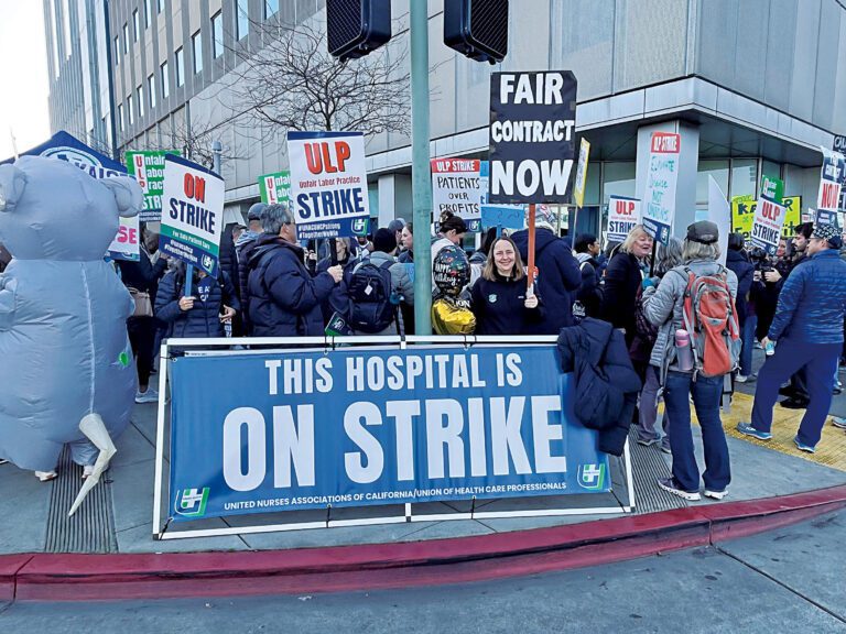 代表凱薩醫療體系藥房及化驗室員工的南加州聯合食品及商業工會地方分會成員，之前在屋崙示威。灣區城市新聞社