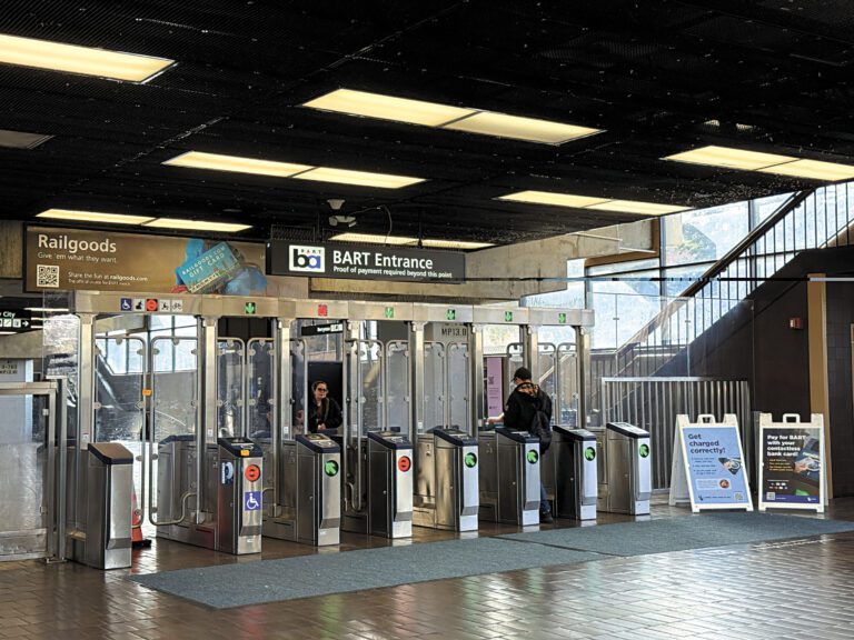 壓克力玻璃閘門已在全部50個車站安裝。圖為希活站入口。本報資料圖