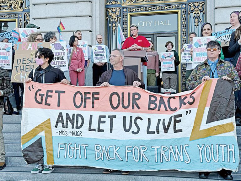 民眾聚集於三藩市市政廳階梯，聲援市參事會重申跨性別醫療權利的決議案，表達對性別肯認醫療的支持。記者陳程威攝