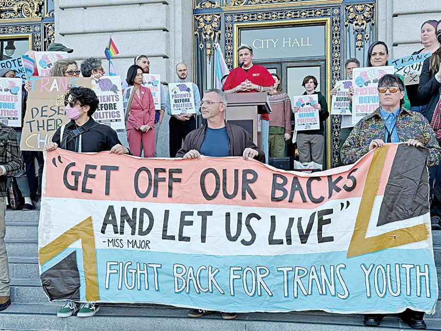 民眾聚集於三藩市市政廳階梯，聲援市參事會重申跨性別醫療權利的決議案，表達對性別肯認醫療的支持。記者陳程威攝