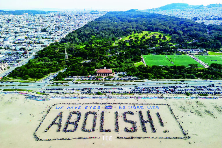 示威者在三藩市海洋灘拼出橫幅。Stephen Lam/三藩市紀事報/美聯社