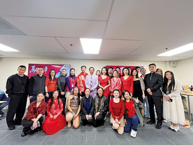 「載歌在谷」2026春晚主創和演出人員大合照。記者王蔚攝