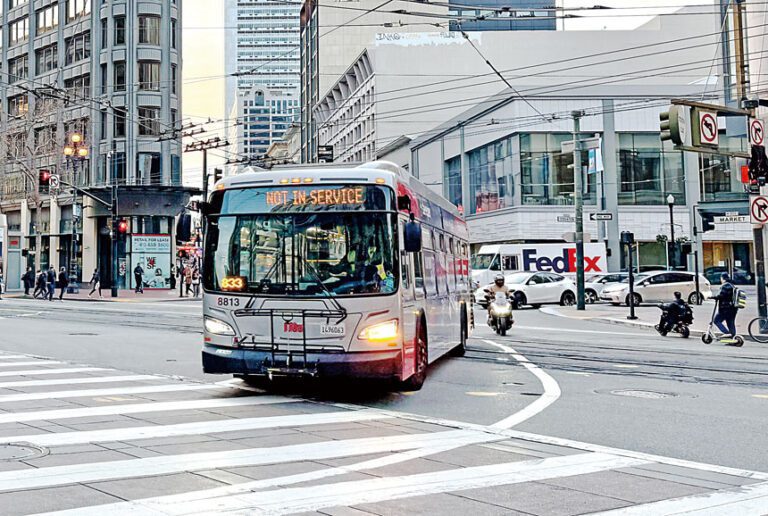 如果選民在11月投票否決兩項稅收提案，三藩市公交系統恐將大受影響。本報資料圖