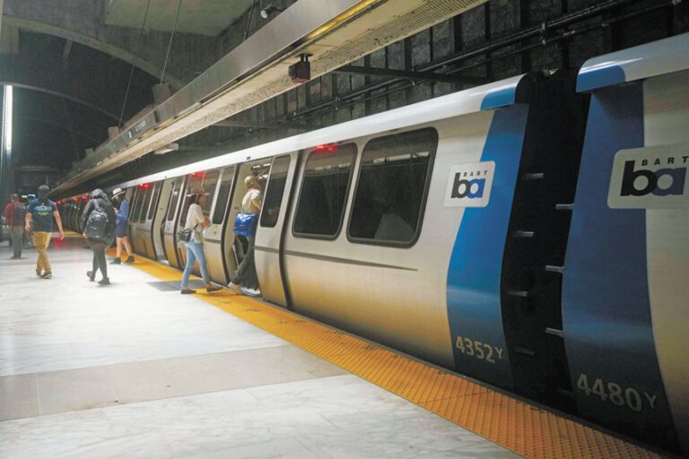 加稅案若遭否決，灣區捷運可能關閉10座車站。美聯社資料圖