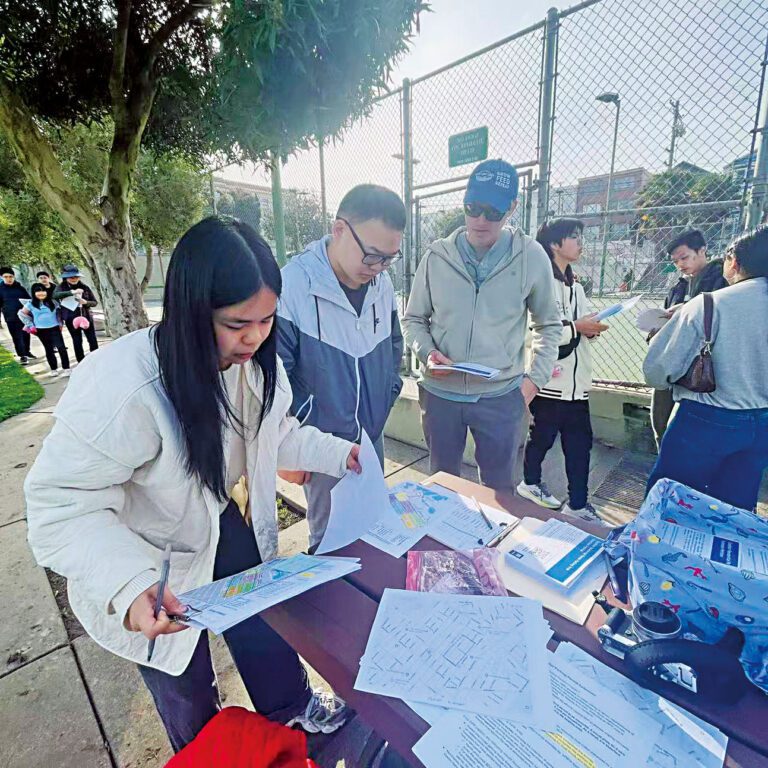 陳小焱在Excelsior公園舉辦「青年公民參與日」，動員青年與義工向街坊解說RPP制度。義工團隊提供