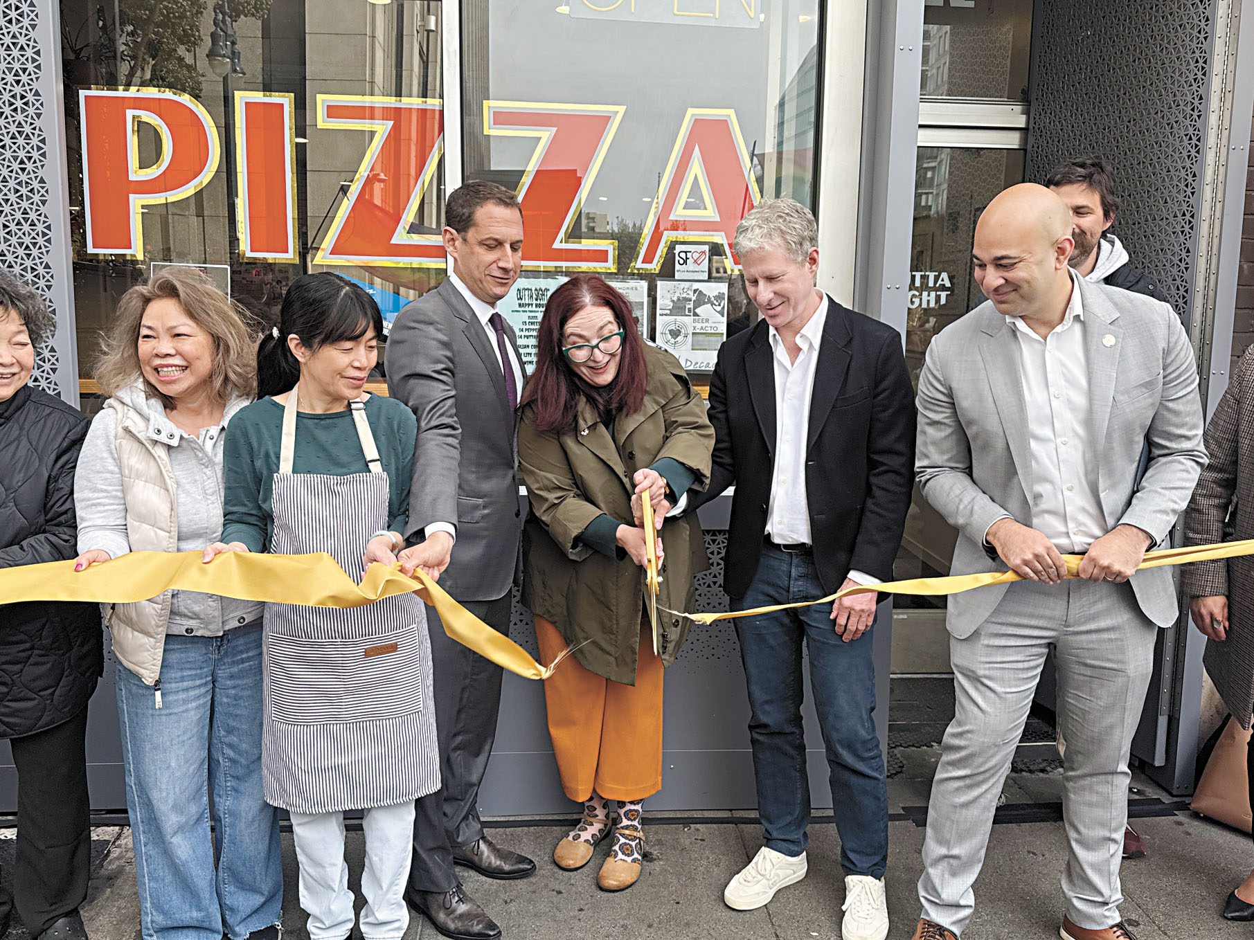 （右起）市參事馬百樂、慈善家拉森、田德隆社區改善區執行長羅賓遜、市長羅偉和華裔商家代表李女士等出席剪綵儀式。記者陳程威攝