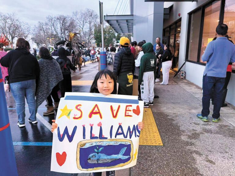 小學生在2月10日在SJUSD董事會會議廳前抗議關校。家長提供