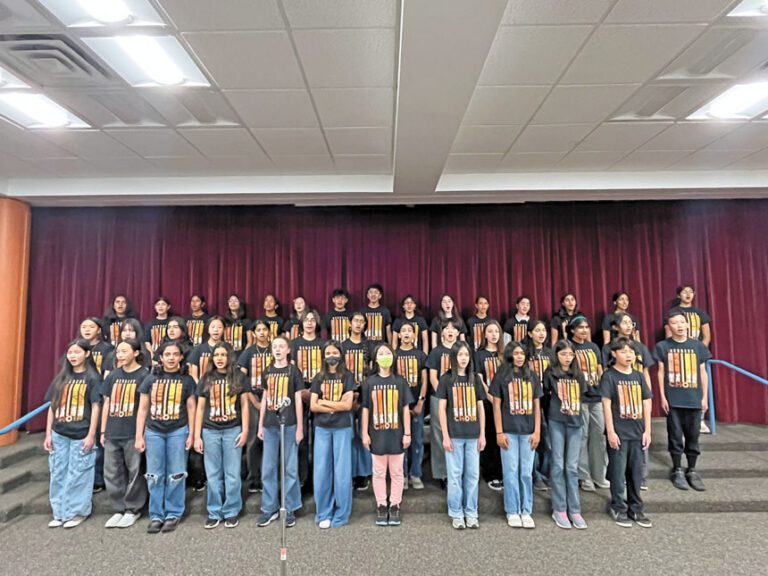 Kennedy中學七、八年級學生組成的合唱團演唱。記者王蔚攝