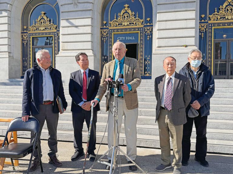 前市參事、退休高等法院法官科普（中）將代表受停電影響的商戶及居民對太平洋煤電提起訴訟，日落區居民、請願發起人之一李志威（左2）與社區代表參與記者會。記者蘇婕雅攝