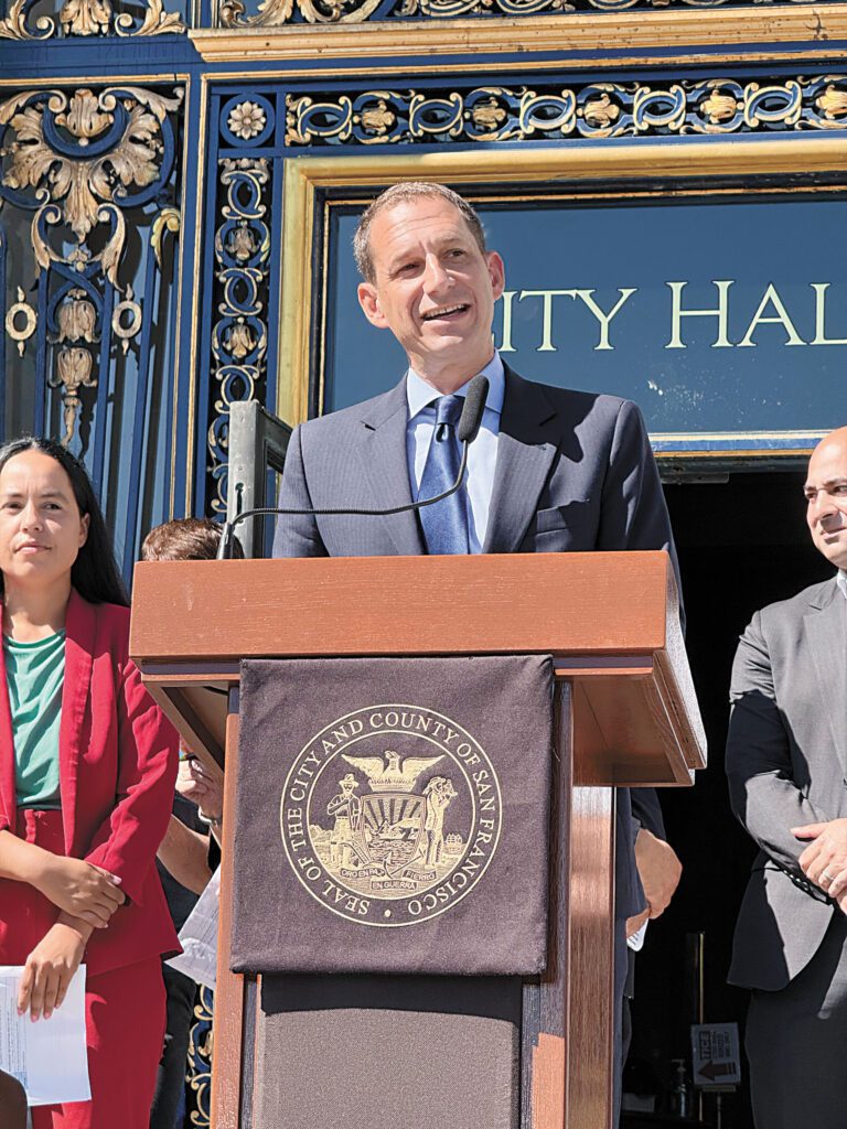 羅偉上任一年行程表滿檔。本報資料圖