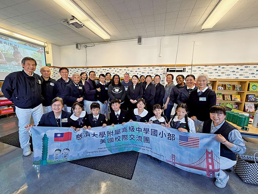 花蓮慈濟小學校長廖逸貞率師生到訪三藩市灣景區的Bret Harte小學，與校長Jeremy Hilinski及師生合影。記者蘇婕雅攝