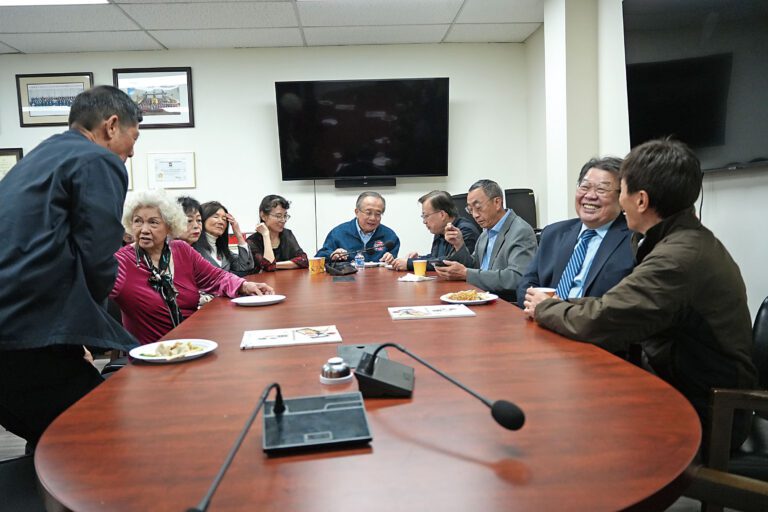 第六屆國際青少年中英文徵文大賽主辦方與社區代表共同商議。記者黃偉江攝