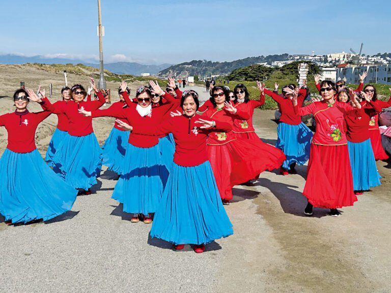 舊金山快樂舞隊與三藩市廣場舞隊在日落區沙丘公園聯合演出傳統中國舞。受訪者提供