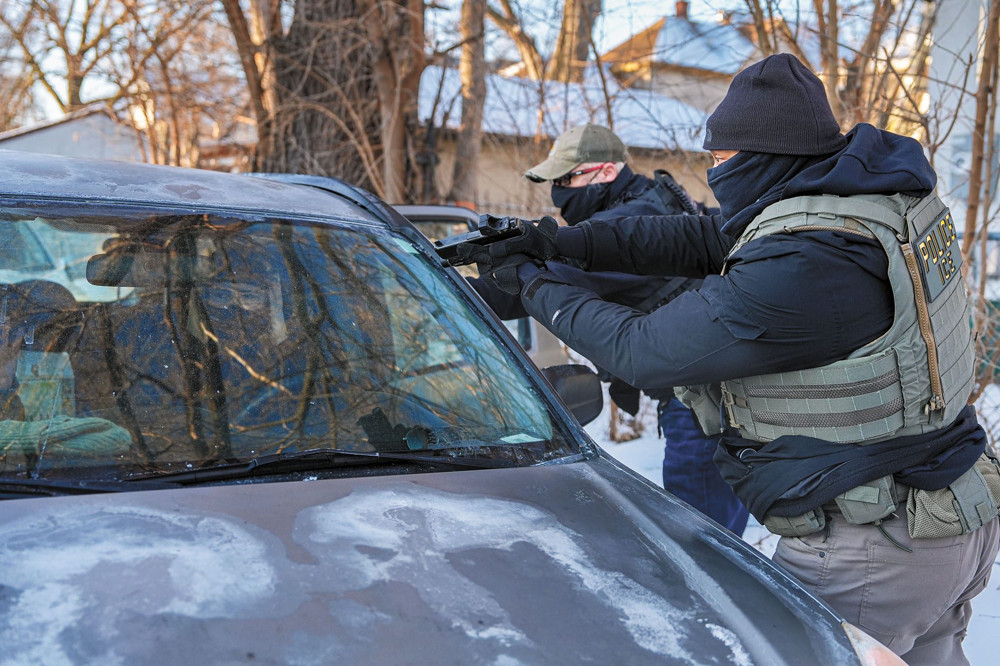 3日在明尼阿波利斯，一名聯邦特工持槍接近活動人士，原因是他們尾隨特工車輛。美聯社