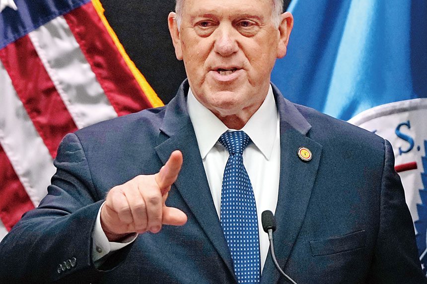 白宮邊境事務負責人霍曼4日表示，700名聯邦執法人員正撤出明尼阿波利斯地區，使當地執法人員從約3000人減至2300人。 美聯社