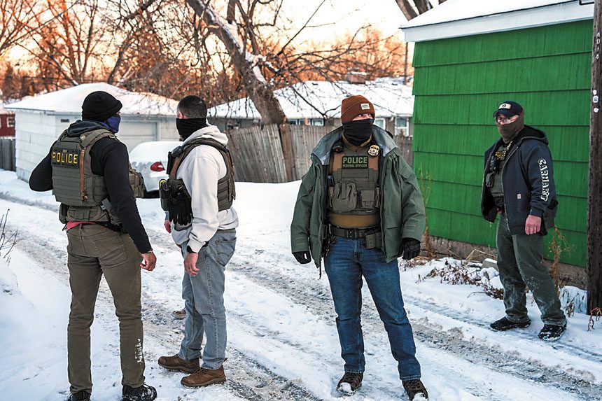 聯邦執法人員2日在明尼阿波利斯進行移民執法行動。美聯社