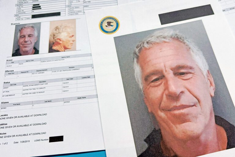 美國司法部公佈的愛潑斯坦檔案文件被拍攝下來。美聯社