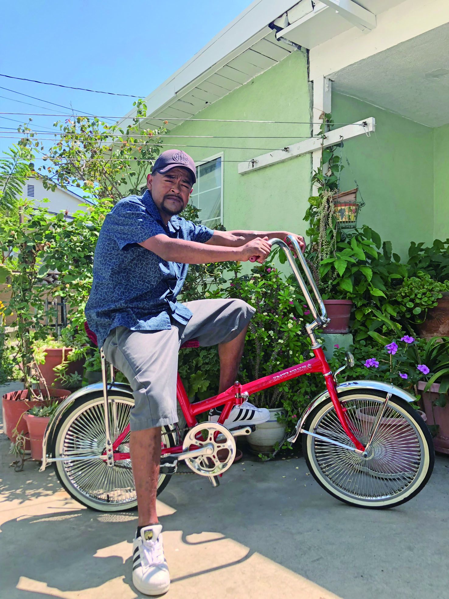 佩尼亞在格倫岱住所後院留影。佩尼亞家屬提供