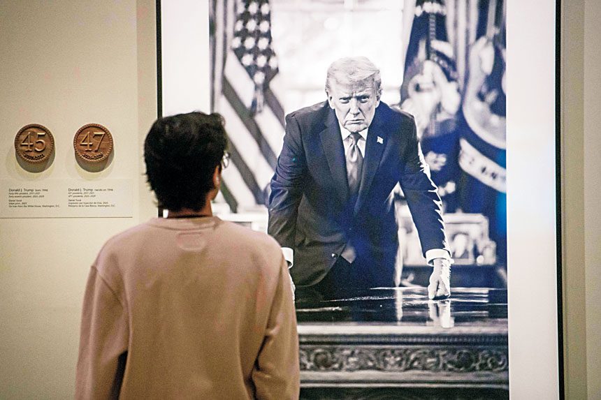 圖為國家肖像館「美國總統」常設展覽中一幅總統特朗普的照片。美聯社