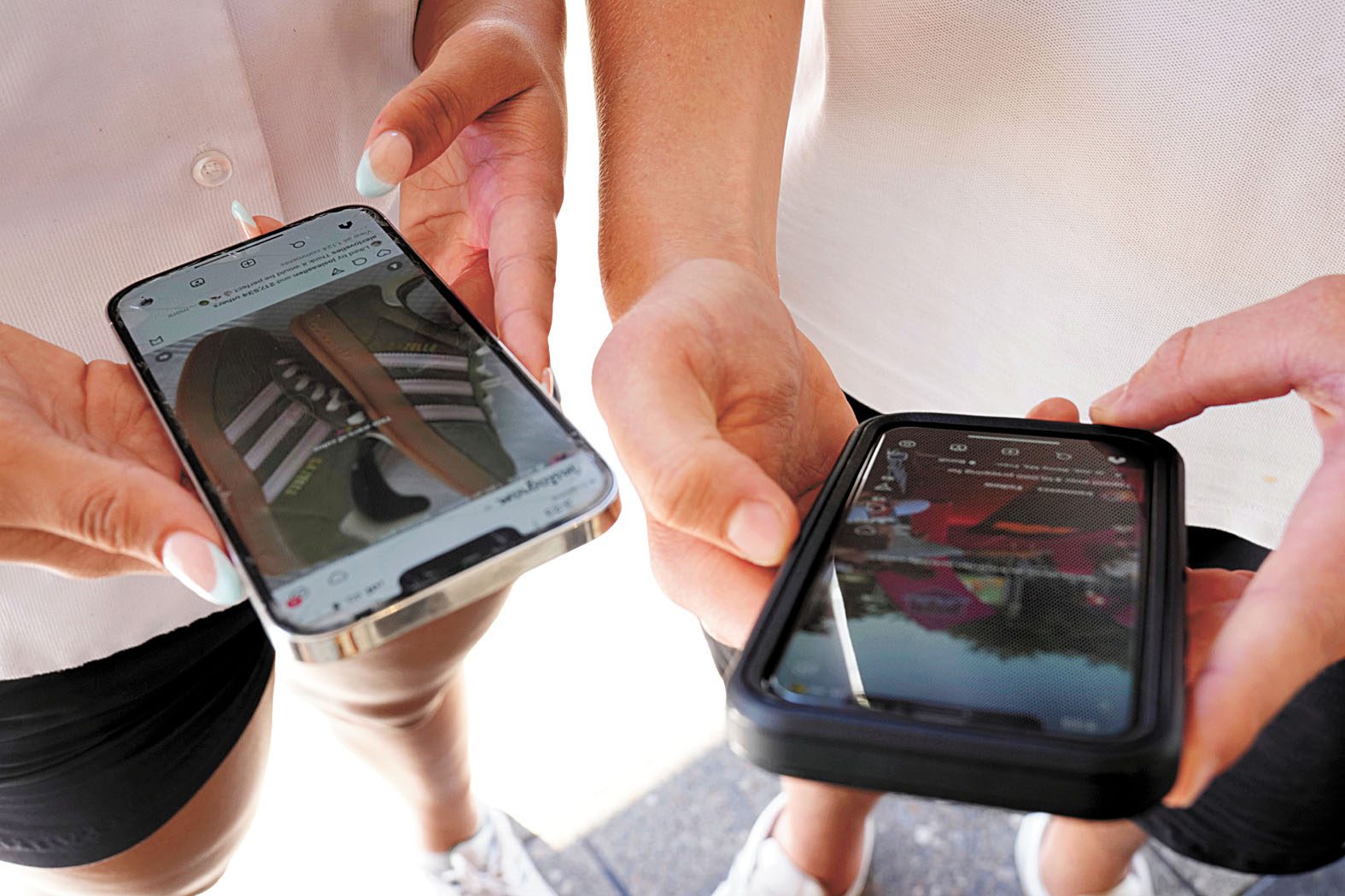 年輕人使用手機瀏覽社群媒體。 美聯社