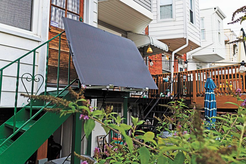 圖為一處住宅安裝Bright Saver出品、可直接插入插座使用的太陽能板。美聯社資料圖片