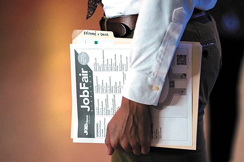 一名白領求職者排隊等待面試。美聯社